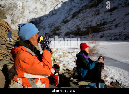 Wanderer auf dem gefrorenen Fluss trek ' Chadar'in der indischen Himalaya Gebirge. Stockfoto