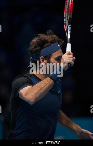 Roger Federer (SUI) in Tag 5 Einzel auf der ATP World Tour Finals 2015, O2-Arena spielen Kei Nishikori. Stockfoto