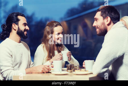 Glückliche Freunde treffen und trinken Tee oder Kaffee Stockfoto