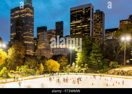 Night view of Wollman Rink with autumn colors, Central Park, Manhattan, New York, USA Stockfoto