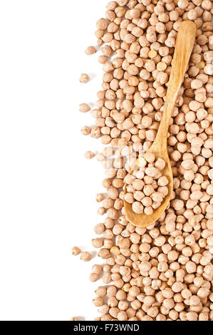 Ungekochte Kichererbsen in Kochlöffel auf weißem Hintergrund Stockfoto