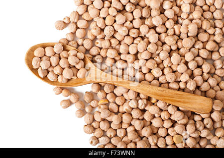 Ungekochte Kichererbsen in Kochlöffel auf weißem Hintergrund Stockfoto