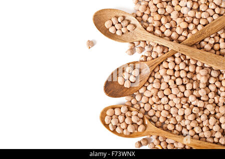 Ungekochte Kichererbsen in Kochlöffel auf weißem Hintergrund Stockfoto
