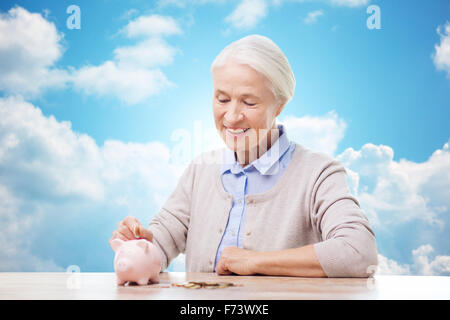 ältere Frau, Geld, Sparschwein Stockfoto