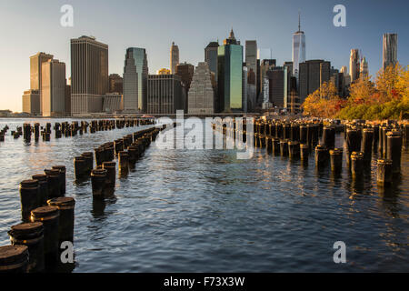 Lower Manhattan Skyline bei Sonnenuntergang vom Brooklyn Bridge Park, Brooklyn, New York, USA Stockfoto