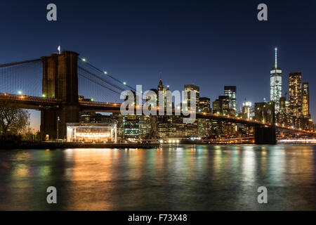 Nachtansicht der Brooklyn Bridge mit Skyline von Lower Manhattan, Brooklyn, New York, USA Stockfoto