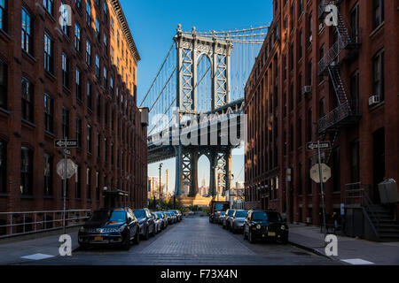 Blick in Richtung Manhattan Bridge mit dem Empire State Building im Hintergrund, Brooklyn, New York, USA Stockfoto