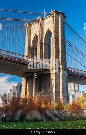 Niedrigen Winkel Ansicht der Brooklyn Bridge, Brooklyn, New York, USA Stockfoto