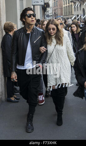 Ashley Benson und Shay Mitchell gehen auf einen shopping-Trip mit Hailey Baldwin in Via Monte Napoleone Mailand mit: Ashley Benson Where: Mailand, Italien bei: 24. Oktober 2015 Stockfoto