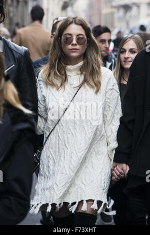 Ashley Benson und Shay Mitchell gehen auf einen shopping-Trip mit Hailey Baldwin in Via Monte Napoleone Mailand mit: Ashley Benson Where: Mailand, Italien bei: 24. Oktober 2015 Stockfoto