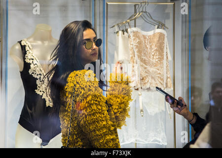 Ashley Benson und Shay Mitchell gehen auf einen shopping-Trip mit Hailey Baldwin in Via Monte Napoleone Mailand mit: Shay Mitchell Where: Mailand, Italien bei: 24. Oktober 2015 Stockfoto