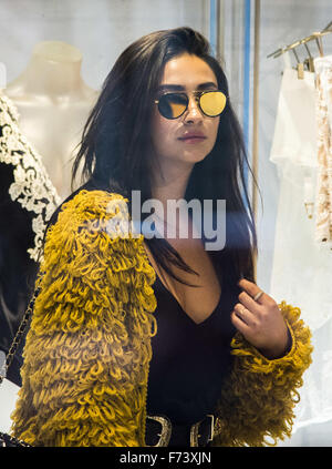 Ashley Benson und Shay Mitchell gehen auf einen shopping-Trip mit Hailey Baldwin in Via Monte Napoleone Mailand mit: Shay Mitchell Where: Mailand, Italien bei: 24. Oktober 2015 Stockfoto