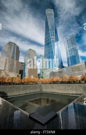 Südlichen Pool von National September 11 Memorial & Museum mit One World Trade Center hinter, Lower Manhattan, New York, USA
