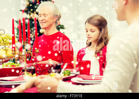 lächelnde Familie Urlaub Abendessen zu Hause Stockfoto