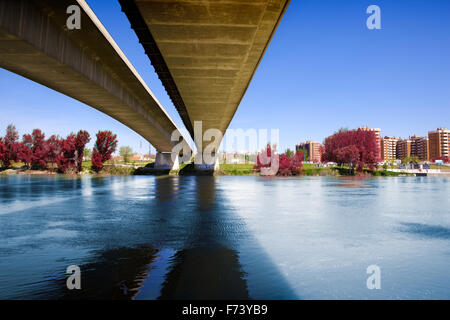 Schließen Sie herauf Bild der unter einer Brücke und Fluss Stockfoto