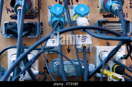 Schließen Sie herauf Bild des Kabel-chaos Stockfoto