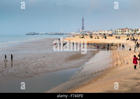 Treppe zum Strand entlang Blackpool Promenade mit der North Pier und Ikone Turm in der Ferne Stockfoto