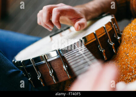 Männliche Banjo-Spieler üben einige Country und Folk-Musik Stockfoto