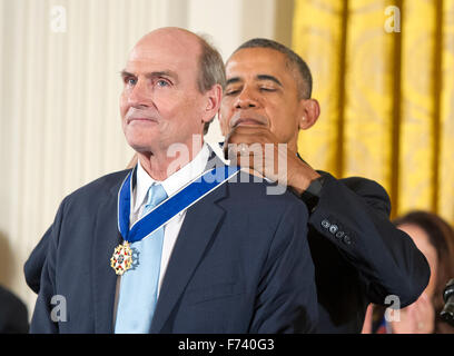 Aufnahme Künstler James Taylor erhält die Presidential Medal Of Freedom von US-Präsident Barack Obama während einer Zeremonie im East Room des weißen Hauses in Washington, DC Dienstag, 24. November 2015. Die Medaille ist die höchste zivile Auszeichnung USA, präsentiert für Personen, die vor allem Verdienste für die Sicherheit oder die nationalen Interessen der USA, für den Weltfrieden oder kulturellen oder erhebliche öffentliche oder private Unternehmungen gemacht haben. Foto: Ron Sachs/CNP/Dpa - NO-Draht-Dienst- Stockfoto