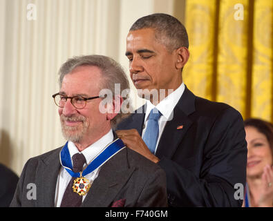 US-amerikanischer Filmregisseur, Drehbuchautor, Produzent, Philanthrop und Unternehmer Steven Spielberg erhält die Presidential Medal Of Freedom von US-Präsident Barack Obama während einer Zeremonie im East Room des weißen Hauses in Washington, DC Dienstag, 24. November 2015. Die Medaille ist die höchste zivile Auszeichnung USA, präsentiert für Personen, die vor allem Verdienste für die Sicherheit oder die nationalen Interessen der USA, für den Weltfrieden oder kulturellen oder erhebliche öffentliche oder private Unternehmungen gemacht haben. Foto: Ron Sachs/CNP/Dpa - NO-Draht-Dienst- Stockfoto