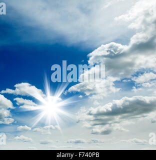 Hintergrund blauer Himmel mit Wolken und Sonne. Stockfoto