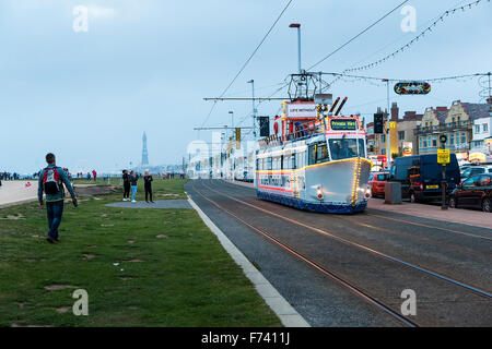 Blackpool Straßenbahn mit Lichtern früh an einem Oktober-Abend Stockfoto