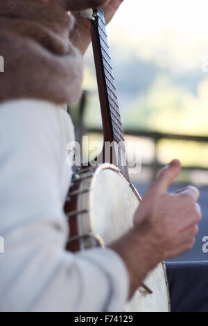 Hipster spielt Banjo in ländlicher Umgebung Stockfoto