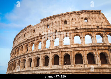 Außenseite des antiken Kolosseum oder Kolosseum, auch bekannt als das flavische Amphitheater Stockfoto