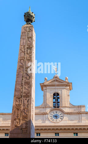 Der Obelisk Montecitorio, auch bekannt als Solare. Alte ägyptische Rote Granitobelisk von Psammetichos II von Heliopolis. Rom Stockfoto