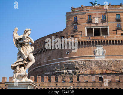 Weißen antike Statue auf St. Angelo Brücke in Rom Stockfoto