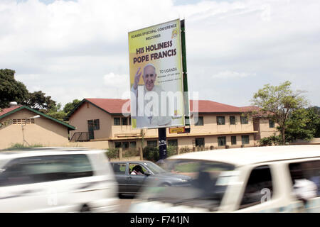 Kampala, Uganda. 25. November 2015. Ein Plakat begrüßt Papst Francis in Uganda steht auf der Straße von der ugandischen Hauptstadt Kampala. Die Papst wird voraussichtlich Uganda am 27-29. November während einer Afrika-Reise besuchen, die Kenia und der Zentralafrikanischen Republik zu bedecken. Bildnachweis: Samson Opus/Alamy Live-Nachrichten Stockfoto