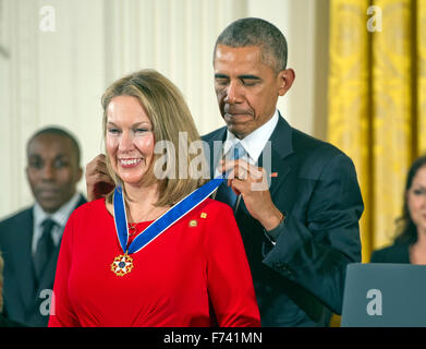 Bonnie Carroll erhält die Presidential Medal Of Freedom von US-Präsident Barack Obama während einer Zeremonie im East Room des weißen Hauses in Washington, DC Dienstag, 24. November 2015. Die Medaille ist die höchste zivile Auszeichnung USA, präsentiert für Personen, die vor allem Verdienste für die Sicherheit oder die nationalen Interessen der USA, für den Weltfrieden oder kulturellen oder erhebliche öffentliche oder private Unternehmungen gemacht haben. Foto: Ron Sachs/CNP/Dpa - NO-Draht-Dienst- Stockfoto