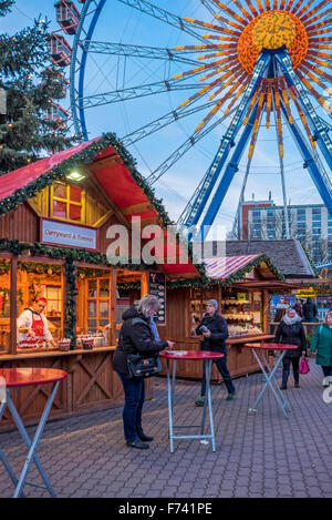 Berlin, Deutschland. 25. November 2015. Die Weihnachtsmärkte in Berlin diese Woche eröffnet. Die Stände sind mit traditionellen Weihnachts-Leckereien, Ornamenten und Neuheiten bestückt, die Riesenräder drehen und Skater erfreuen sich die Eisbahnen. Bildnachweis: Eden Breitz/Alamy Live-Nachrichten Stockfoto