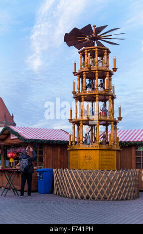 Berlin, Deutschland. 25. November 2015. Die Weihnachtsmärkte in Berlin diese Woche eröffnet. Die Stände sind mit traditionellen Weihnachts-Leckereien, Ornamenten und Neuheiten bestückt, die Riesenräder drehen und Skater erfreuen sich die Eisbahnen. Bildnachweis: Eden Breitz/Alamy Live-Nachrichten Stockfoto