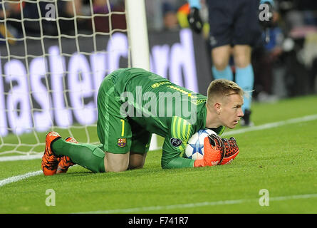 Fussball UEFA Champions Leage Gruppe E Spiel im Camp Nou in Barcelona, Katalonien, Spanien am 24. November 2015. Barcelonas Torhüter Marc-André ter Stegen blockt den Schuß ab. Foto: Stefano Gnech/Dpa (Zu Dpa "Fans Feiern «Elfmetertöter» ter Stegen Bei Barças 6:1 Gegen AS Rom" bin 25.11.2015) Stockfoto