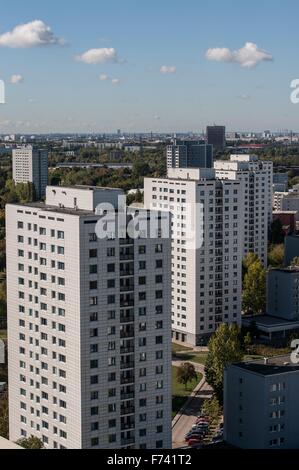 Berlin, Deutschland. 28. Sep, 2015. Wohnblöcken im Bezirk Marzahn in Berlin, Deutschland, 28. September 2015 ersichtlich. Foto: Paul Zinken/Dpa - NO-Draht-SERVICE-/ Dpa/Alamy Live News Stockfoto