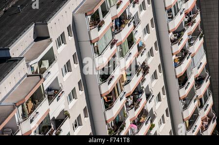 Berlin, Deutschland. 28. Sep, 2015. Wohnblöcken im Bezirk Marzahn in Berlin, Deutschland, 28. September 2015 ersichtlich. Foto: Paul Zinken/Dpa - NO-Draht-SERVICE-/ Dpa/Alamy Live News Stockfoto