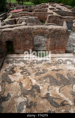 Herrliche Mosaiken sind in den Ausgrabungen von Ostia Antica, der Hafenstadt des antiken Roms konserviert. Stockfoto