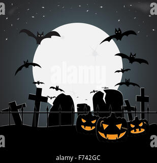 Eine Halloween-Friedhof-Szene in der Nacht mit Fledermäusen und Kürbissen Stockfoto