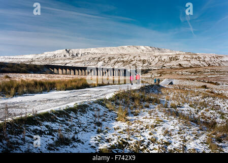 Wanderer im Winter-Wetter Batty Moss, aka Ribblehead-Viadukt auf der Settle Carlisle Railway, North Yorkshire, UK Stockfoto