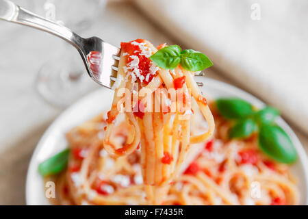 Linguine Pasta mit Tomatensauce und Käse auf einem Teller Stockfoto