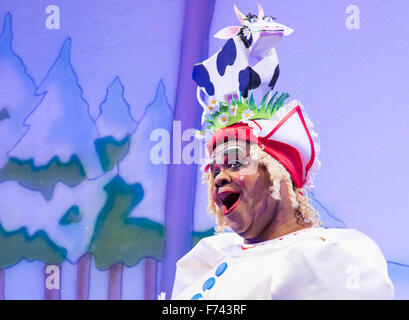 Hackney Empire Theatre, London, 25. November 2015.  Hackney Empire präsentiert Hans und die Bohnenranke als ihre 2015 Weihnachtsmärchen. Londons berühmtesten Panto wird Hackney Empire Olivier nominierte Dame Clive Rowe als Dame Daisy Trott, Bodyguard Olivier Award-nominierte Schauspielerin Debbie Kurup als Jack und Hackney Panto Favorit Kat B als Schneemann Stern. Drehbuch und Regie von Creative Director Susie McKenna, mit Musik von Steven Edis. Im Bild: Clive Rowe - "Dame Daisy Trott". Stockfoto