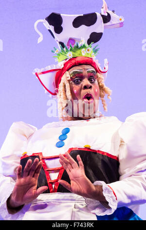 Hackney Empire Theatre, London, 25. November 2015.  Hackney Empire präsentiert Hans und die Bohnenranke als ihre 2015 Weihnachtsmärchen. Londons berühmtesten Panto wird Hackney Empire Olivier nominierte Dame Clive Rowe als Dame Daisy Trott, Bodyguard Olivier Award-nominierte Schauspielerin Debbie Kurup als Jack und Hackney Panto Favorit Kat B als Schneemann Stern. Im Bild: Clive Rowe - "Dame Daisy Trott". Bildnachweis: Paul Davey/Alamy Live-Nachrichten Stockfoto