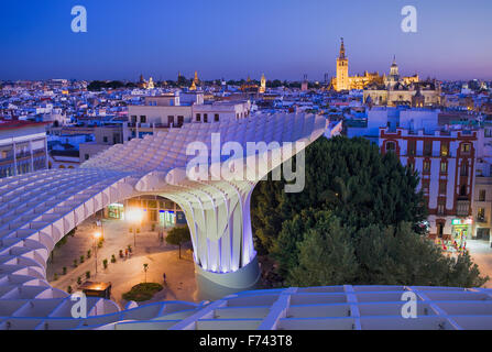 Spitze des Metropol Parasol, der Kathedrale und Asunción Kirche vom Plaza De La Encarnación, Sevilla, Andalusien, Spanien Stockfoto