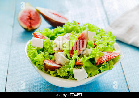 Salat mit Feigen und Feta-Käse Stockfoto