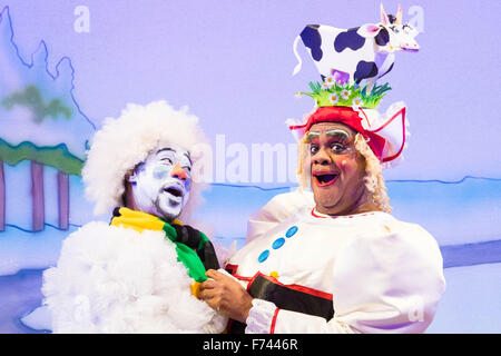 Hackney Empire Theatre, London, 25. November 2015.  Hackney Empire präsentiert Hans und die Bohnenranke als ihre 2015 Weihnachtsmärchen. Londons berühmtesten Panto wird Hackney Empire Olivier nominierte Dame Clive Rowe als Dame Daisy Trott, Bodyguard Olivier Award-nominierte Schauspielerin Debbie Kurup als Jack und Hackney Panto Favorit Kat B als Schneemann Stern. Im Bild: Clive Rowe als Dame Daisy Trott mit Kuh. Bildnachweis: Paul Davey/Alamy Live-Nachrichten Stockfoto