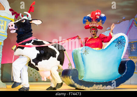 Hackney Empire Theatre, London, 25. November 2015.  Hackney Empire präsentiert Hans und die Bohnenranke als ihre 2015 Weihnachtsmärchen. Londons berühmtesten Panto wird Hackney Empire Olivier nominierte Dame Clive Rowe als Dame Daisy Trott, Bodyguard Olivier Award-nominierte Schauspielerin Debbie Kurup als Jack und Hackney Panto Favorit Kat B als Schneemann Stern. Im Bild: Clive Rowe als Dame Daisy Trott und Kuh. Bildnachweis: Paul Davey/Alamy Live-Nachrichten Stockfoto