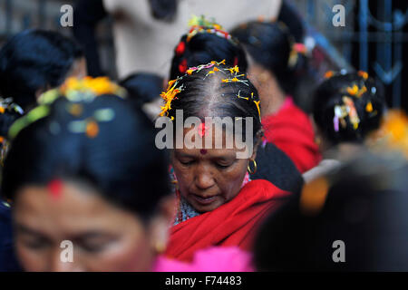 Kathmandu, Nepal. 25. November 2015. Anhänger legt Blumen auf dem Kopf, die von nepalesischen Hindu-Frau, gegeben wurde, ist über das Fasten am letzten Tag des Festivals "Adinath Mela" in Chovar. Im Monat Oktober oder November Kojagrat Purnima bis Kartik Purnima Menschen besuchen Adinath Tempel morgens und führen spezielle Rituale Puja und rituelle Funktion während der Adinath Mela. © Narayan Maharjan/Pacific Press/Alamy Live-Nachrichten Stockfoto