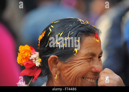 Kathmandu, Nepal. 25. November 2015. Ein Anhänger lächelt mit ihrer Freundin (nicht im Bild zu sehen) nach Blumen legte auf ihrem Haupt, die von nepalesischen Hindu-Frau, gegeben wurde, ist über das Fasten am letzten Tag des Festivals "Adinath Mela" in Chovar. Im Monat Oktober oder November Kojagrat Purnima bis Kartik Purnima Menschen besuchen Adinath Tempel morgens und führen spezielle Rituale Puja und rituelle Funktion während der Adinath Mela. © Narayan Maharjan/Pacific Press/Alamy Live-Nachrichten Stockfoto