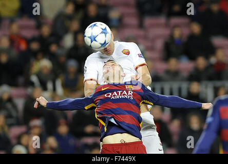 Fussball UEFA Champions Leage Gruppe E Spiel FC Barcelona gegen AS Roma gespielt im Camp Nou in Barcelona, Katalonien, Spanien am 24. November 2015. FC Barcelona belgischen Verteidiger Thomas Vermaelen (vorne) kämpft um den Ball mit dem AS Roma bosnische Stürmer Edwin Dzeko. Foto: Stefano Gnech/dpa Stockfoto